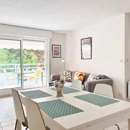 Apartman En Bord De Avec Terrasse, 3 Pieces, 4 Couchages, Parking Prive Au Lavandou - Fr-1-251-555